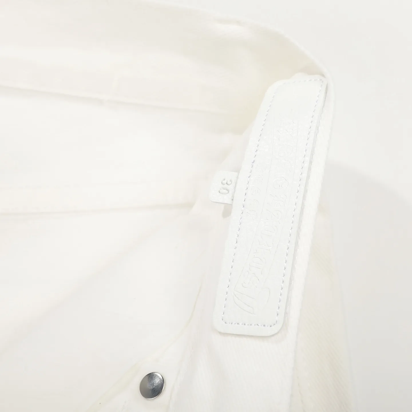 P280 Chrome Hearts/Chrome Hearts 25FW CH top denim large cross leather jeans (white) Chrome Hearts white cow king jeans Chrome Hearts' most popular color pants are made of beaded canvas fabric. Heavy washing makes the upper body of the fabric more textured and the pants are tall and straight! The three-dimensional cutting of the whole trousers is a masterpiece! The hardware is customized by zp. The beaded canvas fabric is thick and soft after being washed. It has good breathability. Customized small leather label. Unique design. The details are in place, simple and elegant, and the workmanship is exquisite. The whole trousers are neatly routed and the details are in place. Look for the correct version. Size: 28 30 32 34 (corresponding to s-xl) Detailed size can be found in Figure 9